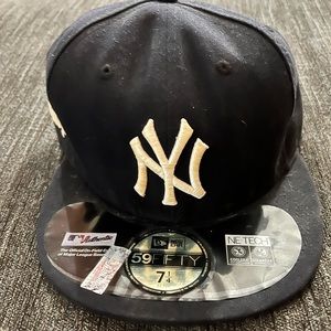 Fitted 7 1/4 flat brim navy blue New York Yankees hat.